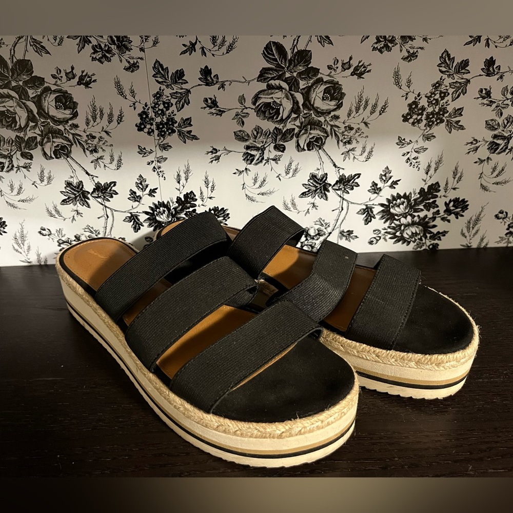 Universal Thread ~ Women’s Sandal ~ 9.5